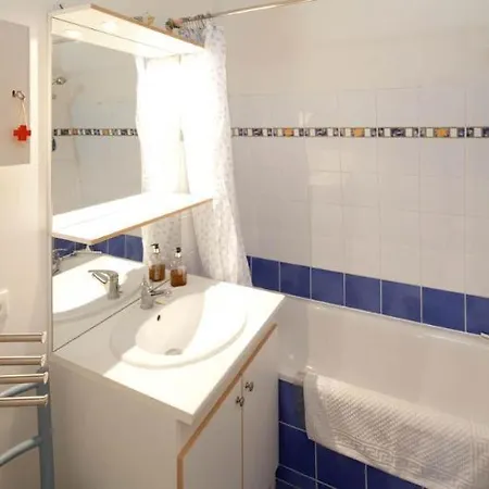 Modern Townhouse In With Secure Parking 펜션 *