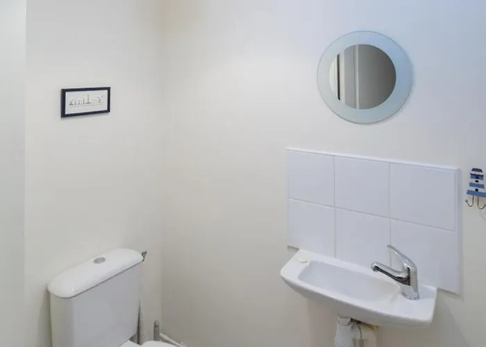 Modern Townhouse In With Secure Parking *