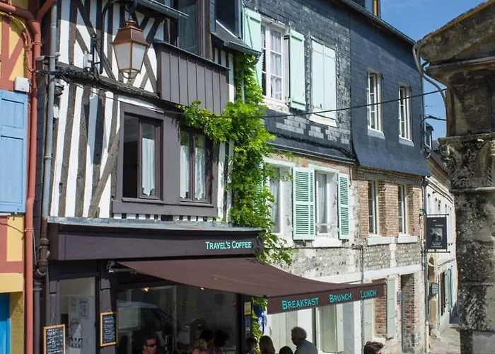 Modern Townhouse In With Secure Parking *