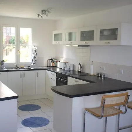 Modern Townhouse In With Secure Parking Holiday home *